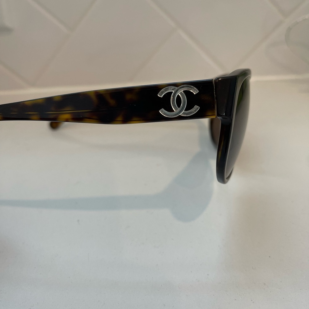 CHANEL Tortoiseshell Frame Brown Lens Sunglasses - Picture 2 of 10